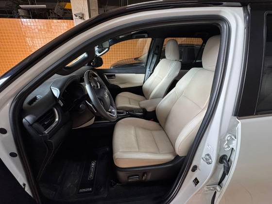 TOYOTA HILUX SW4 2.8 D-4D TURBO DIESEL DIAMOND 7L 4X4 AUTOMÁTICO TOYOTA HILUX SW4 2.8 D-4D TURBO DIESEL DIAMOND 7L 4X4 AUTOMÁTICO